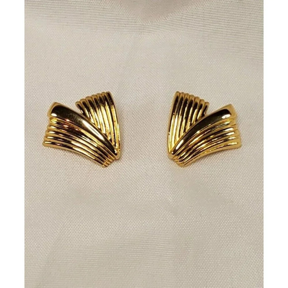 Vintage Crown Trifari Textured Gold Tone Folded Clip on Huggies Earrings Signed - Picture 9 of 13
